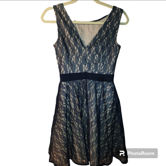 Fun vintage inspired lined lace dress.  Size 6. NEW. - Picture 2 of 7